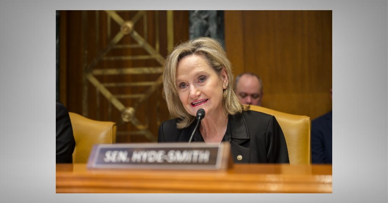 cindy hyde smith at microphone 800x420